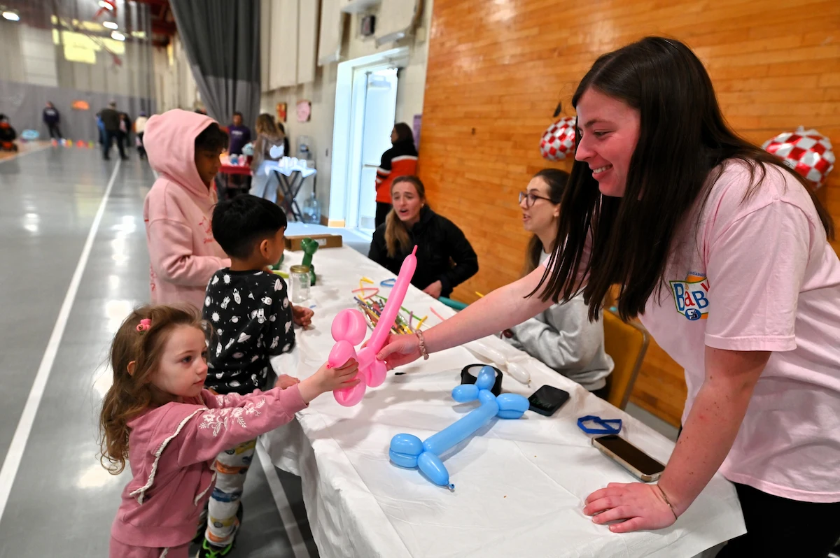 Small children get balloon animals