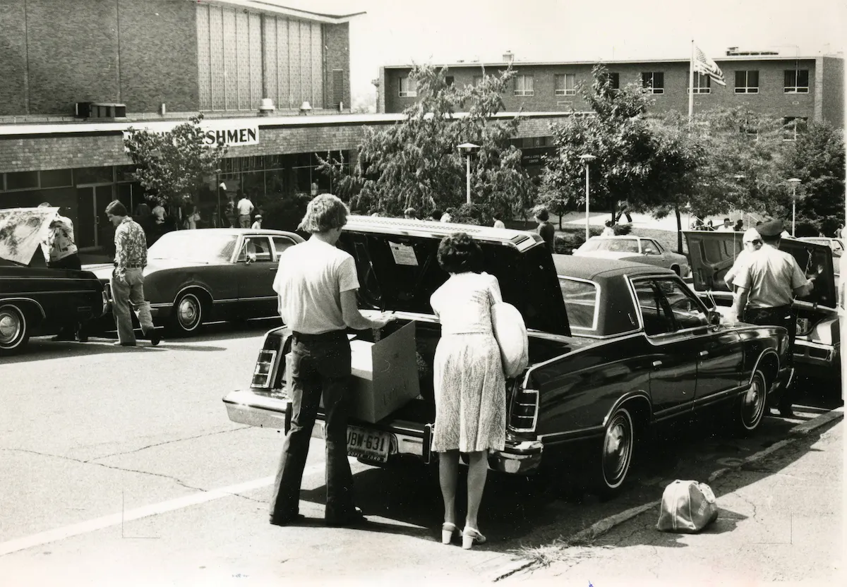 college students unpack car in 1977